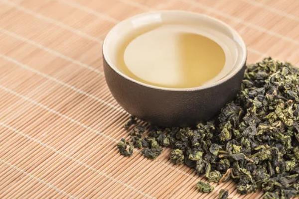 铁观音如何分辨好坏,可观叶底、看汤色、嗅香气等