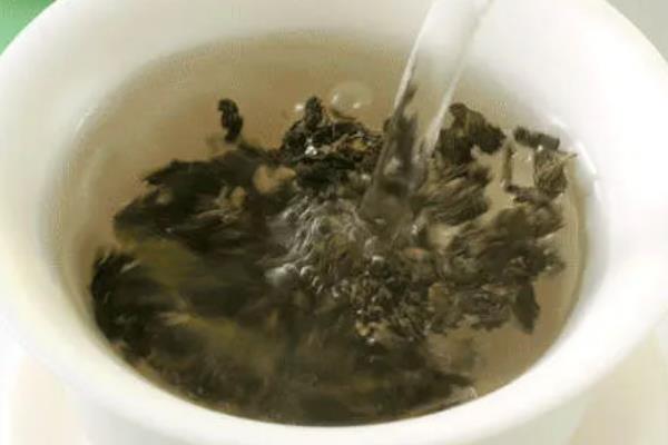 铁观音如何分辨好坏,可观叶底、看汤色、嗅香气等