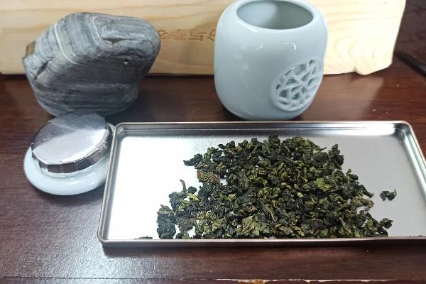 铁观音如何分辨好坏,可观叶底、看汤色、嗅香气等