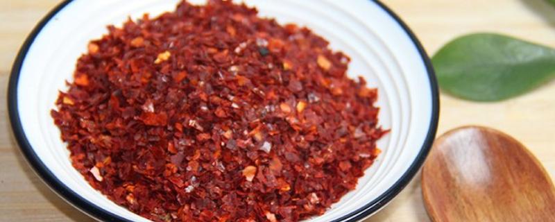 怎么制作辣椒水杀虫剂，将干辣椒煮沸再添加酒精浸泡即可