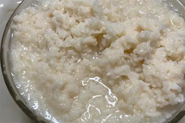 水深10米垂钓花鲢的深度，一般在50厘米至1.8米之间找鱼层