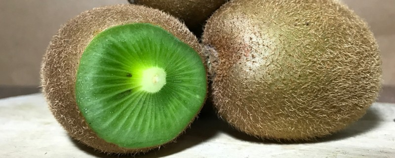 猕猴桃果肉呈绿色的原因，可能是果肉中含有叶绿素