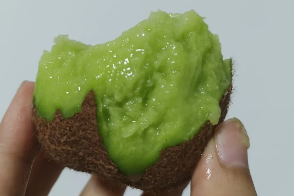 猕猴桃果肉呈绿色的原因，可能是果肉中含有叶绿素