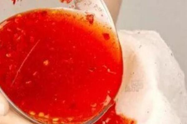 怎么制作辣椒水杀虫剂，将干辣椒煮沸再添加酒精浸泡即可