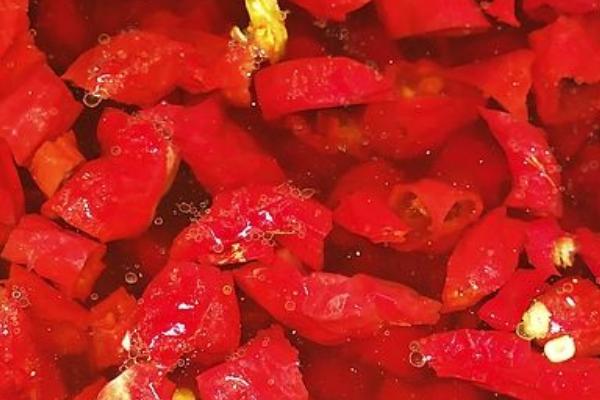 怎么制作辣椒水杀虫剂，将干辣椒煮沸再添加酒精浸泡即可