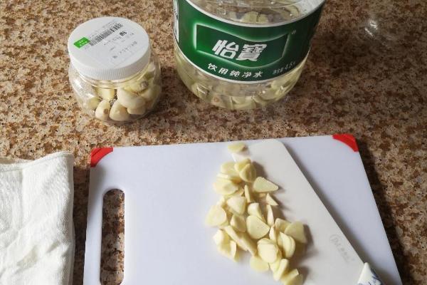 怎么制作辣椒水杀虫剂，将干辣椒煮沸再添加酒精浸泡即可