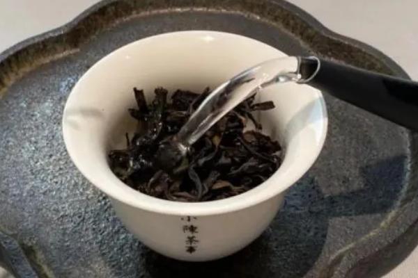 岩茶是不是发酵茶，属于发酵茶中的半发酵茶