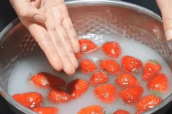 水果上的农药残留如何去除，可去皮也可用面粉搓揉