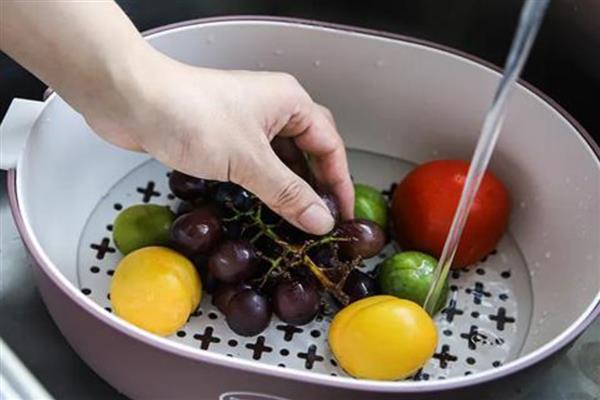 水果上的农药残留如何去除，可去皮也可用面粉搓揉