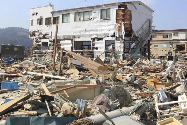 地震前动物有什么异常表现，鼠、蛇等动物会成群结队地跑出洞穴
