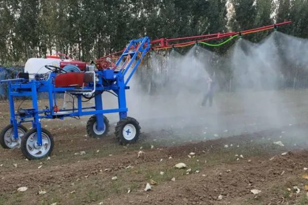 棉花膜下滴灌栽培技术，播前要安装好铺设滴灌毛管装置