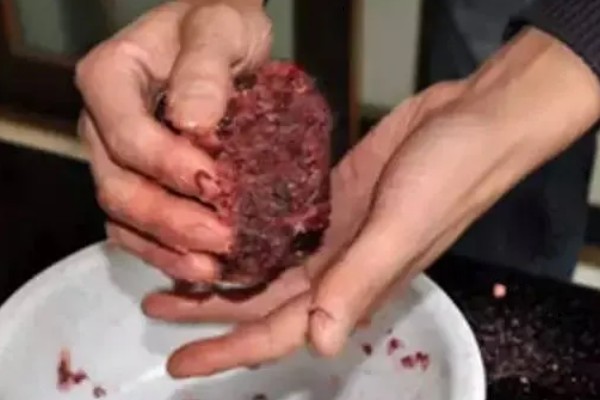 挂红虫要用有刺钩吗，挂在有刺钩上面不易脱落且不易跑鱼