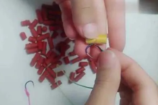 挂红虫要用有刺钩吗，挂在有刺钩上面不易脱落且不易跑鱼