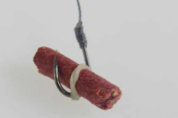 挂红虫要用有刺钩吗，挂在有刺钩上面不易脱落且不易跑鱼