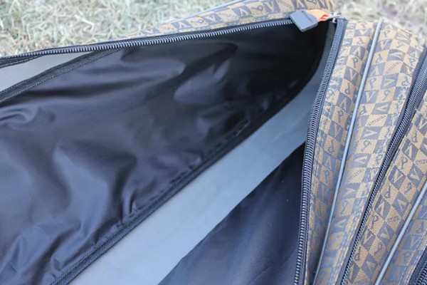 鱼竿包内有什么固定鱼竿的装置，魔术贴可以将鱼竿固定在包内