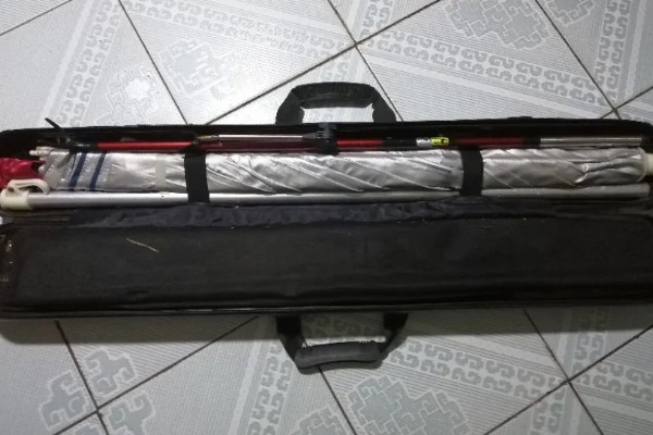 鱼竿包内有什么固定鱼竿的装置，魔术贴可以将鱼竿固定在包内