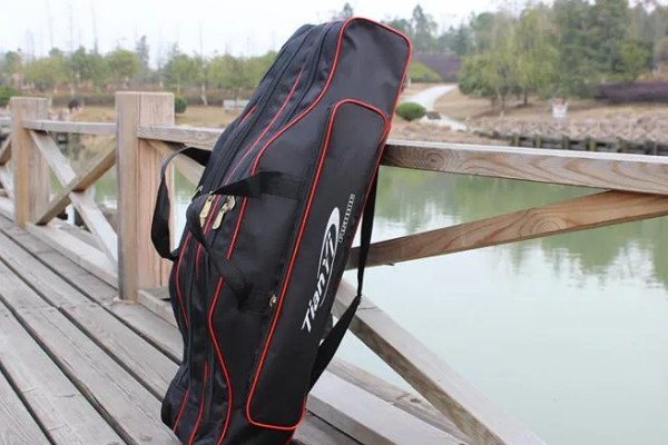 鱼竿包内有什么固定鱼竿的装置，魔术贴可以将鱼竿固定在包内