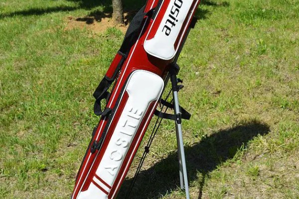 鱼竿包内有什么固定鱼竿的装置，魔术贴可以将鱼竿固定在包内