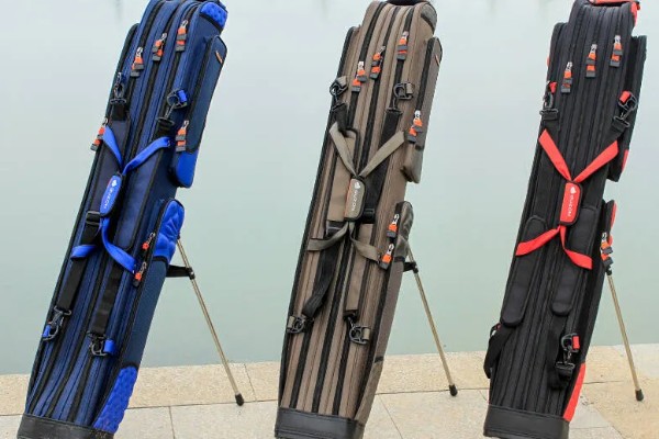 鱼竿包内有什么固定鱼竿的装置，魔术贴可以将鱼竿固定在包内