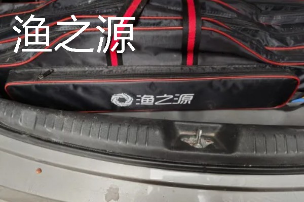 鱼竿包内有什么固定鱼竿的装置，魔术贴可以将鱼竿固定在包内