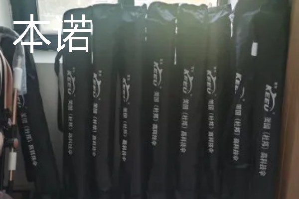 鱼竿包内有什么固定鱼竿的装置，魔术贴可以将鱼竿固定在包内