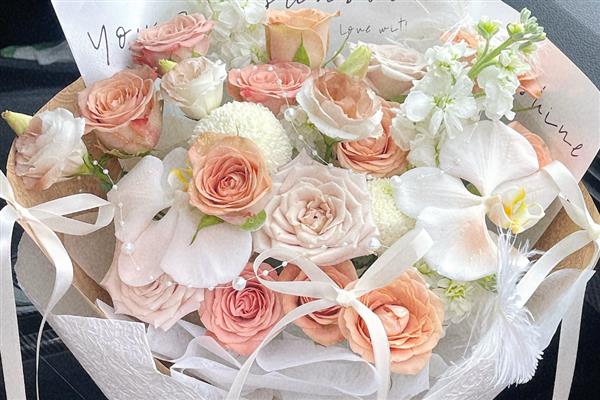 哪些花卉适合送给病人,可选择向日葵、康乃馨、百合花等品种