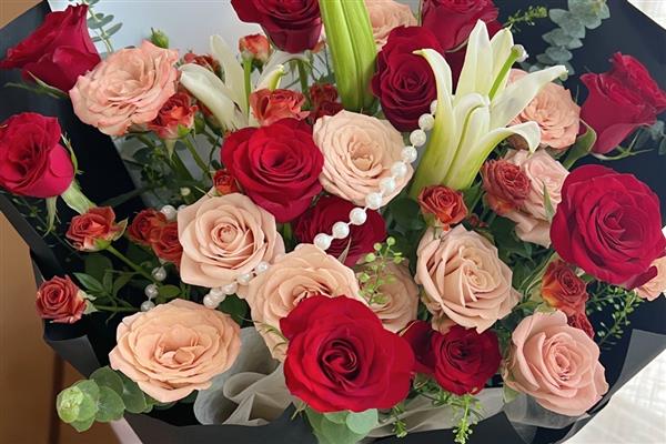 哪些花卉适合送给病人,可选择向日葵、康乃馨、百合花等品种