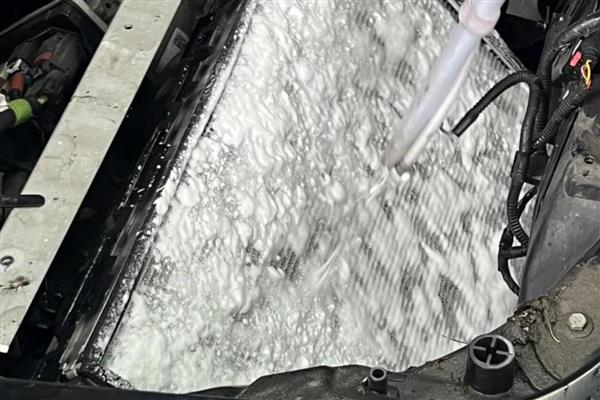 如何清洗发动机冷却系统,熄火后要立刻放净冷却水