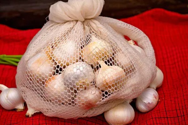 大蒜怎么储存,将大蒜和食盐一同放入布袋中密封