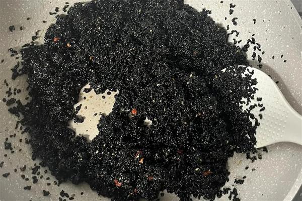 过期黑芝麻怎么做花肥，发酵后再用作花肥