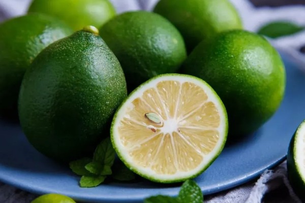 青柠檬和黄柠檬有什么区别，前者从挂果到成熟呈青色、后者成熟后呈金黄色