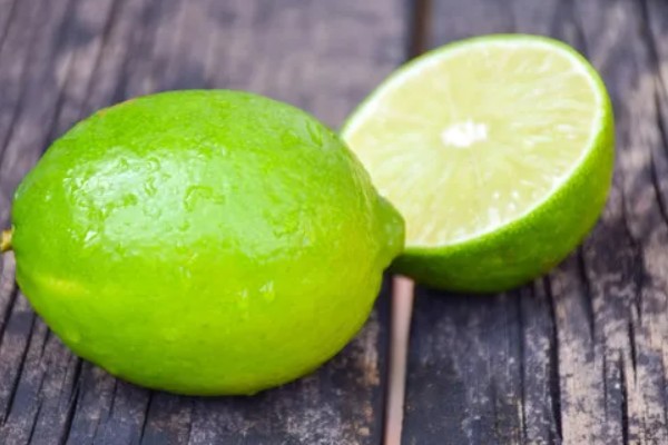 青柠檬和黄柠檬有什么区别，前者从挂果到成熟呈青色、后者成熟后呈金黄色