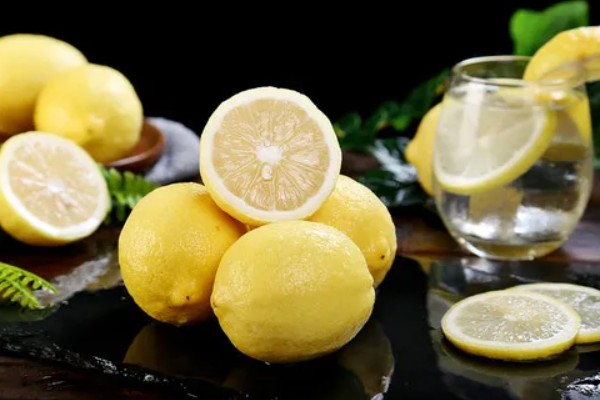 青柠檬和黄柠檬有什么区别，前者从挂果到成熟呈青色、后者成熟后呈金黄色