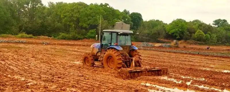 怎么避免拖拉机陷车,翻越田埂时尽可能用镐头刨低田埂