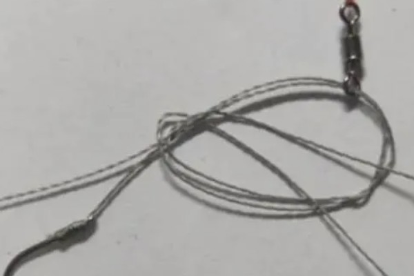 鱼钩怎样绑在鱼竿上，首先子线在钩柄中下部位置对折