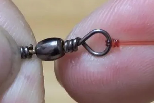 鱼钩怎样绑在鱼竿上，首先子线在钩柄中下部位置对折