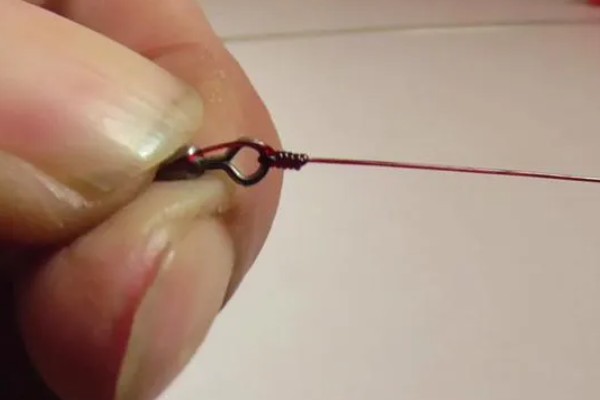 鱼钩怎样绑在鱼竿上，首先子线在钩柄中下部位置对折