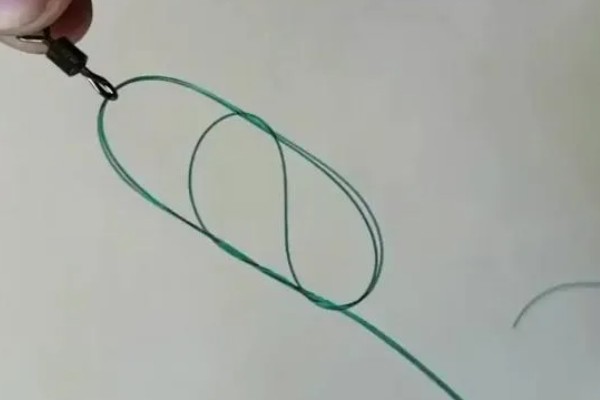 鱼钩怎样绑在鱼竿上，首先子线在钩柄中下部位置对折