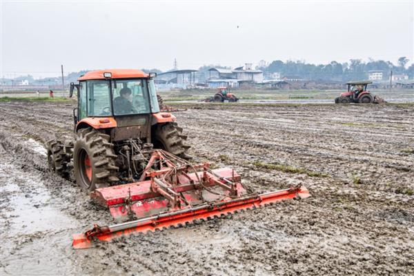 怎么避免拖拉机陷车,翻越田埂时尽可能用镐头刨低田埂