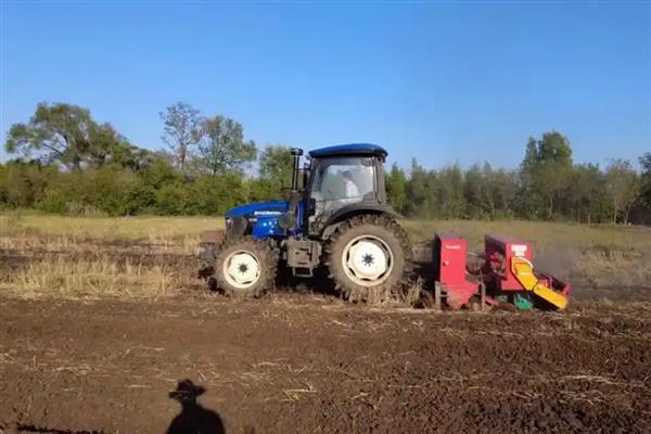 怎么避免拖拉机陷车,翻越田埂时尽可能用镐头刨低田埂