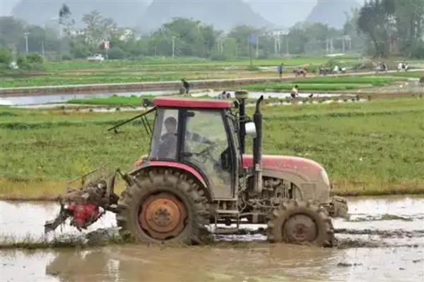 怎么避免拖拉机陷车,翻越田埂时尽可能用镐头刨低田埂