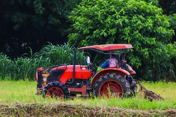 怎么避免拖拉机陷车,翻越田埂时尽可能用镐头刨低田埂
