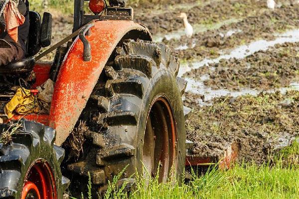 怎么避免拖拉机陷车,翻越田埂时尽可能用镐头刨低田埂
