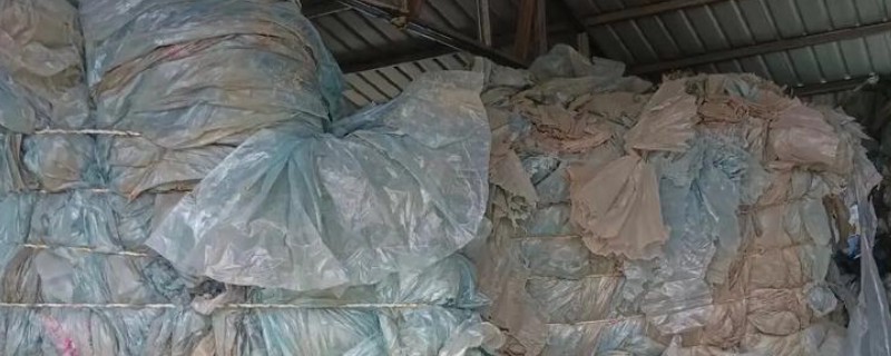 旧农膜的储存方法，可采用土存法、水存法等