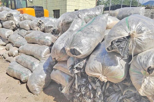 旧农膜的储存方法，可采用土存法、水存法等