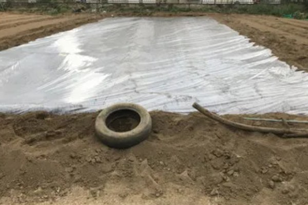 旧农膜的储存方法，可采用土存法、水存法等