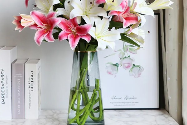 香水百合怎么水养，插水前要先对其进行修剪