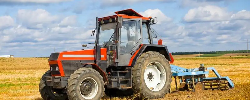 农机把持中的三个留心,首先要用运动扳手拧紧缸盖螺丝