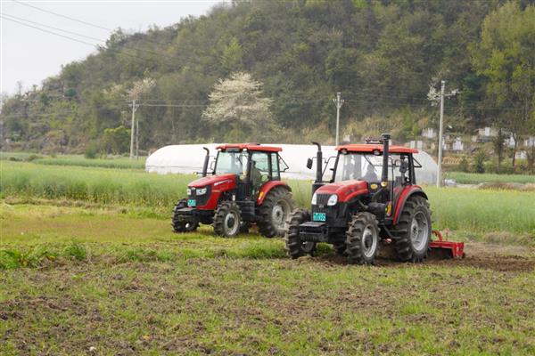 农机把持中的三个留心,首先要用运动扳手拧紧缸盖螺丝