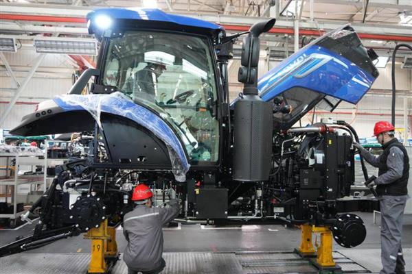 农机把持中的三个留心,首先要用运动扳手拧紧缸盖螺丝